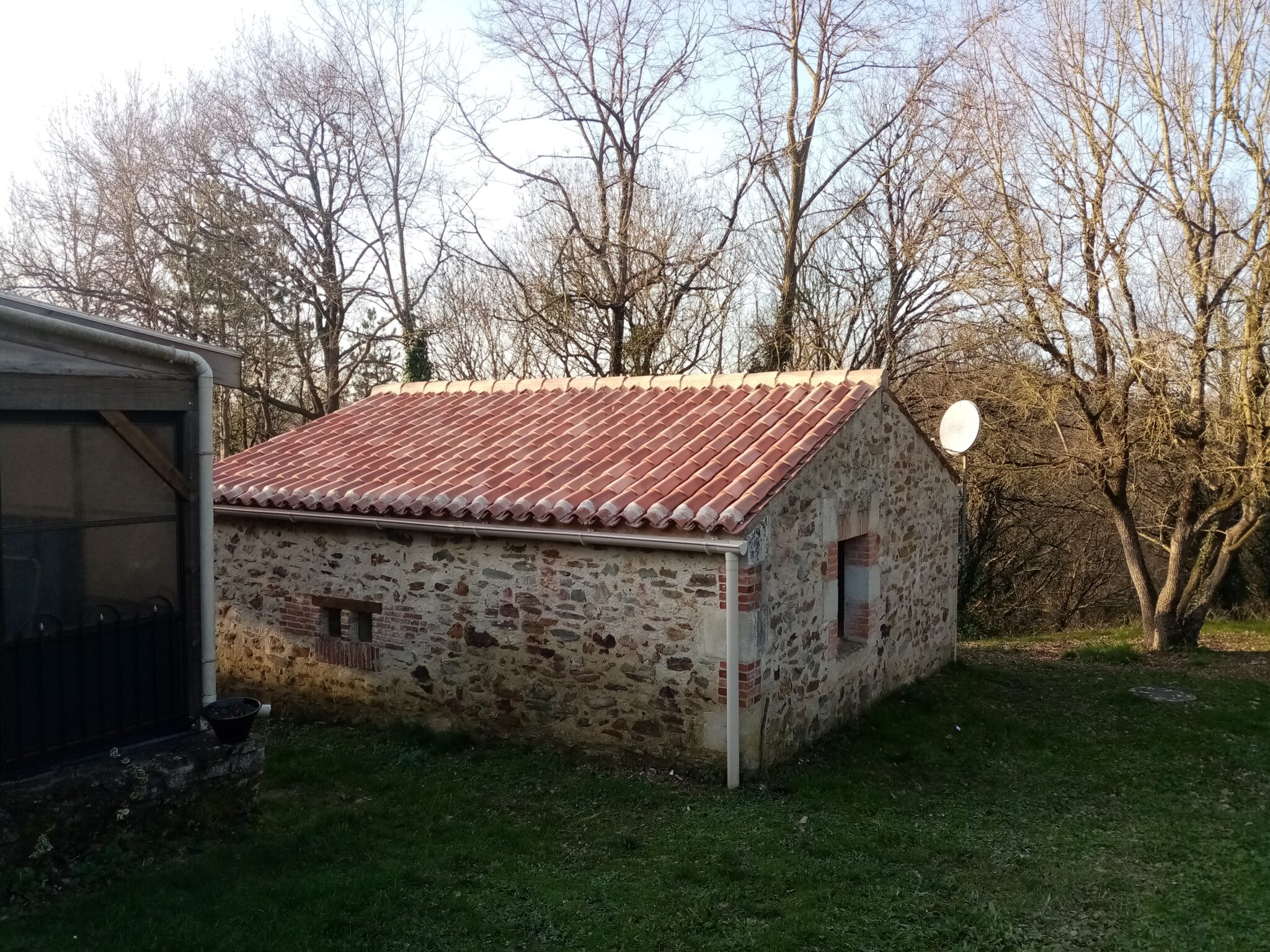 Maison d'habitation en tuile tegula, pose traditionnelle scellée, couleur bocage.