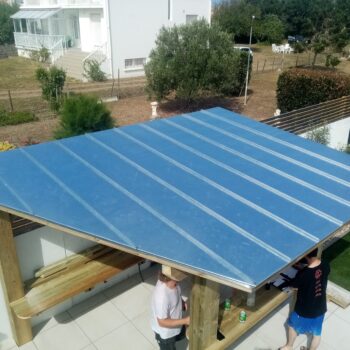 Création d'un bar d'été avec charpente et couverture en zinc naturel